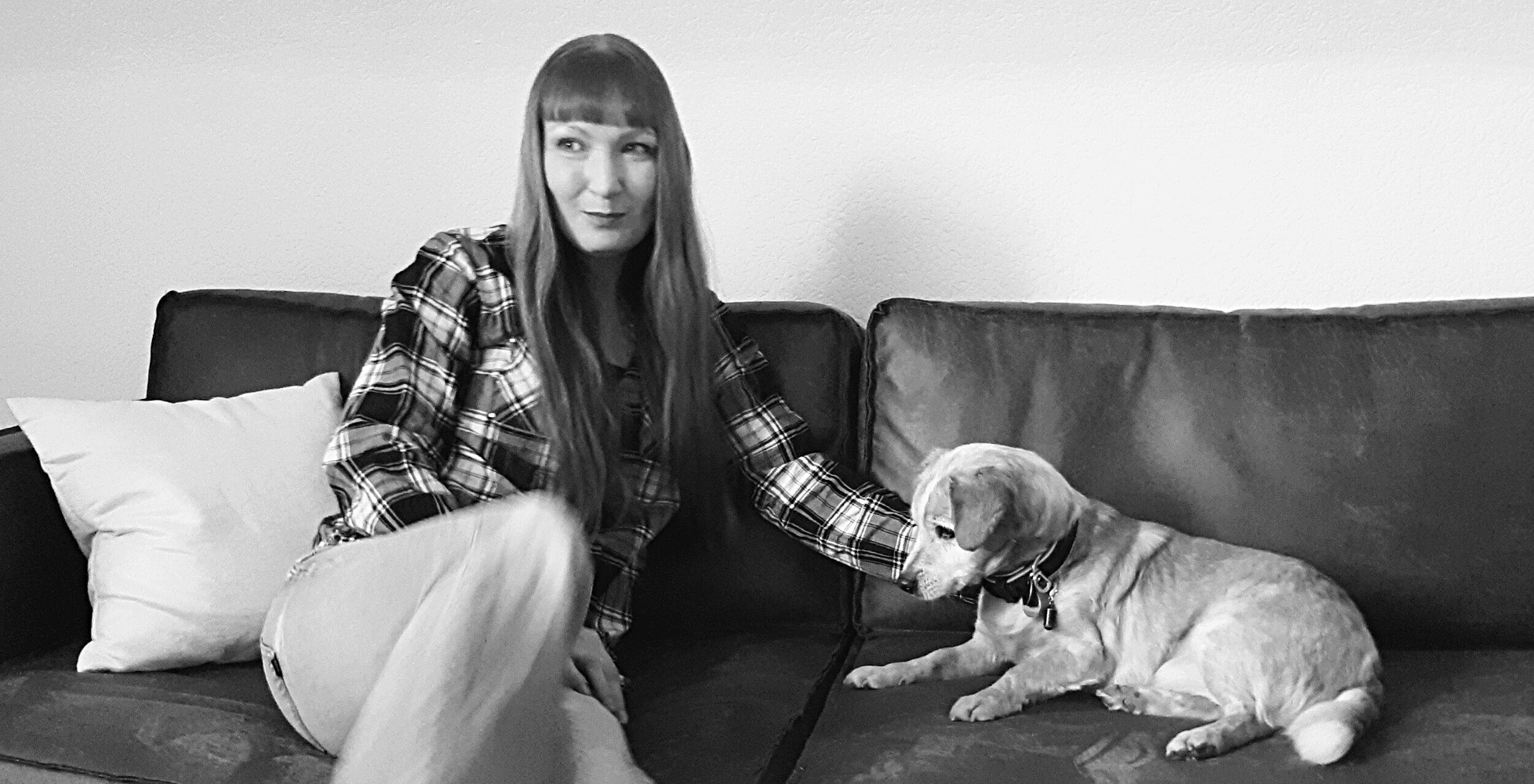 Yvonne Flöper mit ihrem Hund Mattis auf dem Sofa