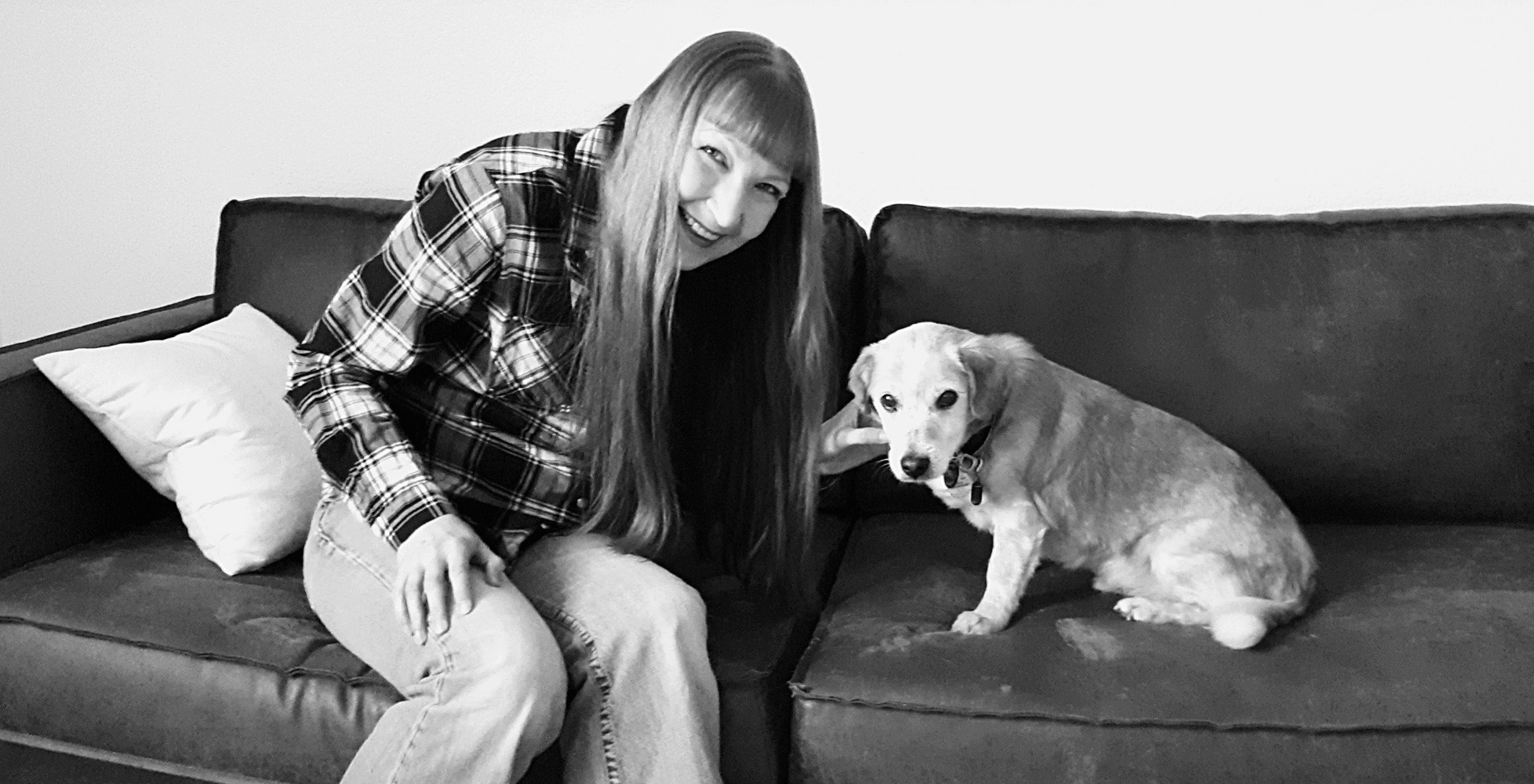 Webdesignerin Yvonne Flöper sitzt mit ihrem Hund Mattis auf dem Sofa