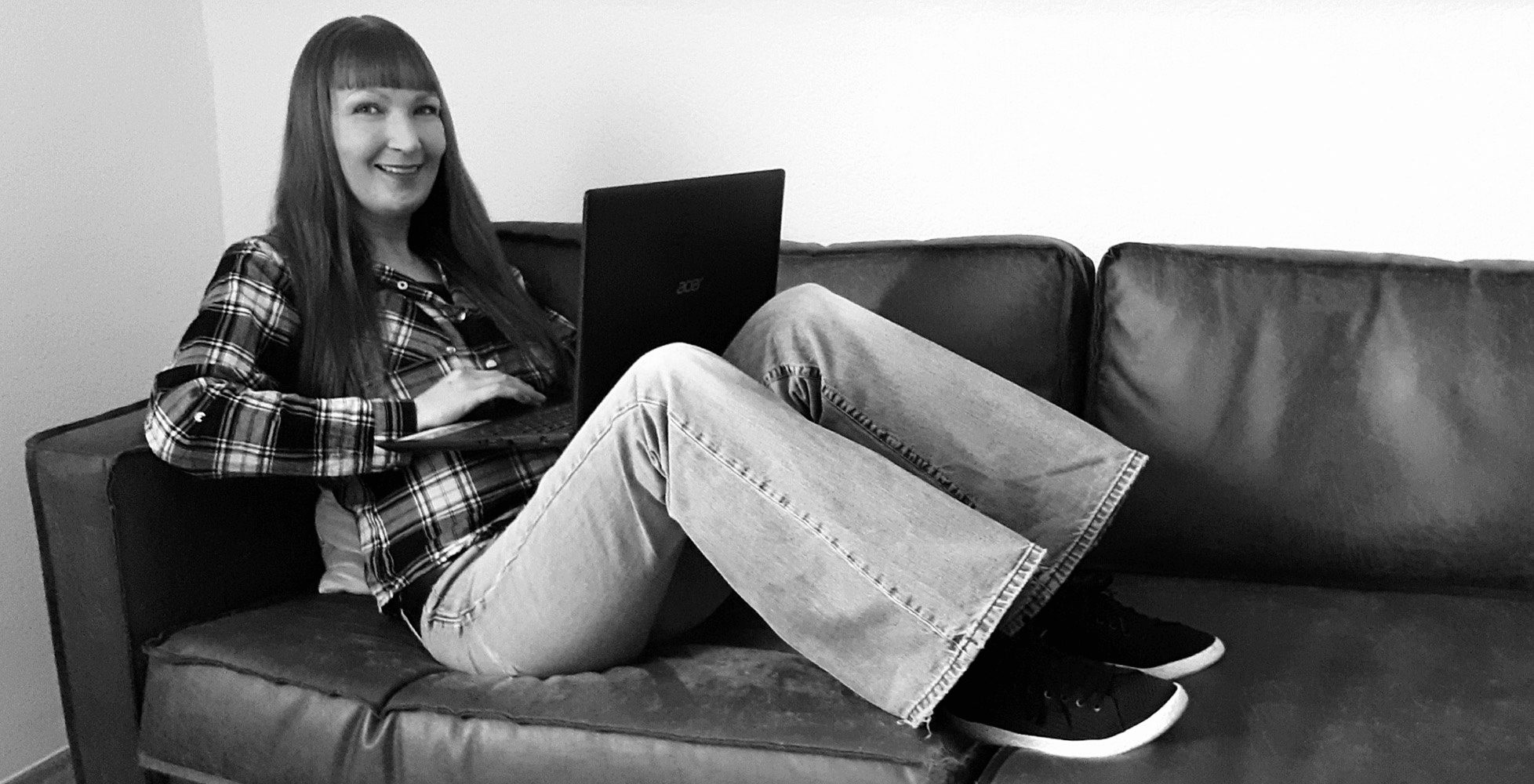 Yvonne Flöper mit ihrem Laptop auf dem Sofa